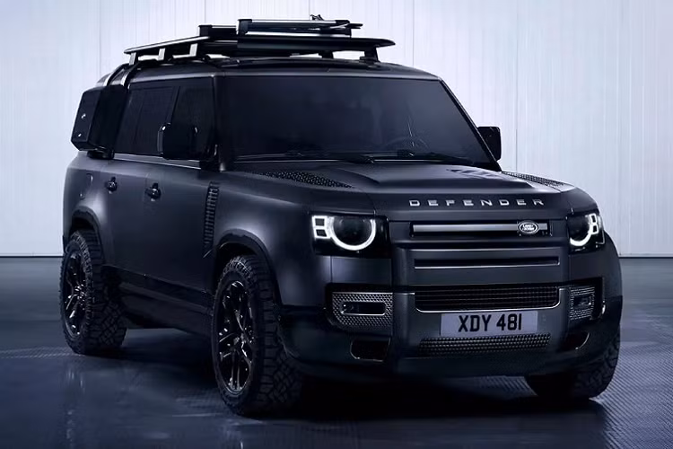 Đầu tiên phải nhắc đến phiên bản Land Rover Defender 130 Outbound mới với thiết kế tập trung cho những chuyến phiêu lưu, xe được trang bị cấu hình 5 chỗ ngồi với khoang hành lý lên đến 2.516 lít phía sau, thảm sàn làm bằng cao su bền.