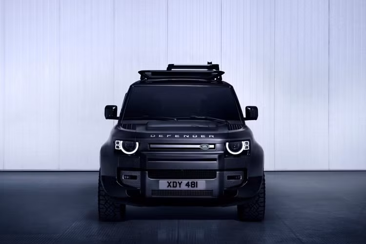Ngoài ra Land Rover còn cung cấp gói ngoại thất County mới trên bản Defender 110 được lấy cảm hứng từ Defender County, nó đi kèm với đồ họa độc đáo, tấm ốp bậc cửa phát sáng và bánh xe hợp kim 20 inch sơn trắng nổi bật. Ngoại thất có thể được sơn màu tương phản như Trắng Fuji với nóc và cửa sau màu Xanh Tasman, Đen Santorini với nóc và cửa sau màu Xanh Tasman, hoặc Xanh Tasman với nóc và cửa sau màu Trắng.