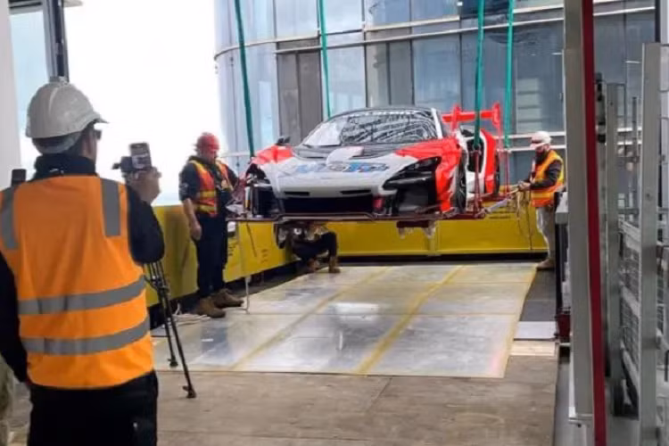 Siêu phẩm hàng hiếm này chỉ được sản xuất giới hạn 75 chiếc toàn cầu. McLaren Senna GTR bản đua này mang dáng dấp hầm hố với gói khí động học nâng cấp, vốn lấy cảm hứng từ mẫu P1 GTR và F1 GTR.