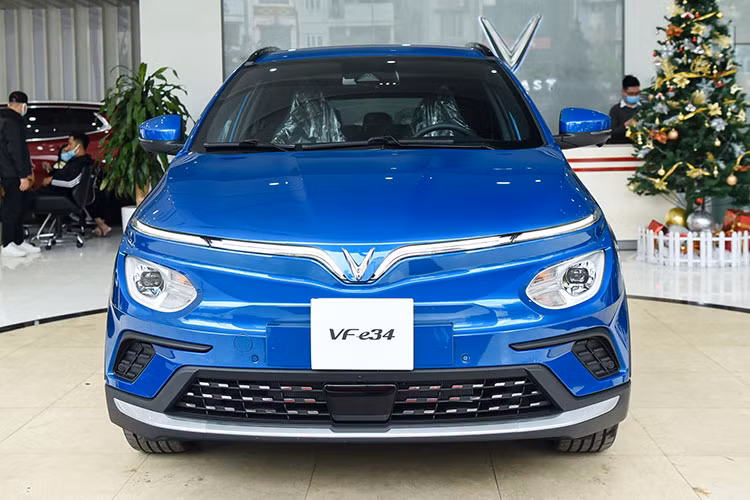  VinFast VF e34 Kể từ ra mắt tại Việt Nam, VinFast VF e34 luôn được lòng người dùng bởi thiết kế hiện đại, cùng nhiều trang bị tiện ích vượt trội. Lũy kế 7 tháng đầu năm 2023, VF e34 ghi nhận doanh số đạt 6.253 xe. Có được sự thành công này cũng là nhờ một phần vào việc VinFast đã khai trương hãng taxi điện Xanh SM. Phần lớn xe được sử dụng làm taxi điện đều là mẫu VF e34. 