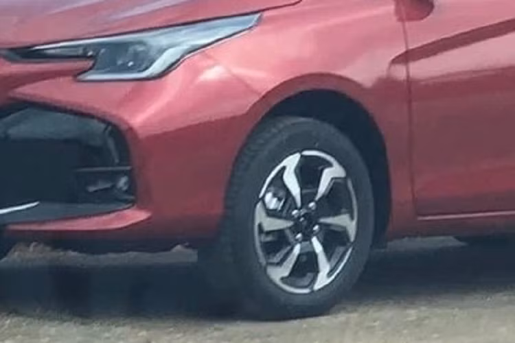 Lý do là so với Toyota Vios thế hệ mới đã trình làng ở các thị trường Đông Nam Á như Lào, Thái Lan hay Indonesia, ngoại thất chiếc xe này khác biệt khá nhiều, làm không ít người cho rằng đây là 1 chiếc Toyota Vios 2023 dành riêng cho khách Việt.