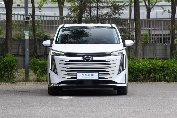 Phân khúc xe MPV tại Trung Quốc rất được các khách hàng nước này ưa chuộng, đó cũng chính là lý do nhiều hãng ngảy vào cuộc đua doanh số khi liên tục tung ra các phiên bản mới. Vào tháng 4 vừa qua, chiếc xe MPV cỡ lớn GAC Trumpchi E9 2023 ra mắt, "phả hơi nóng" trực tiếp lên Toyota Alphard.