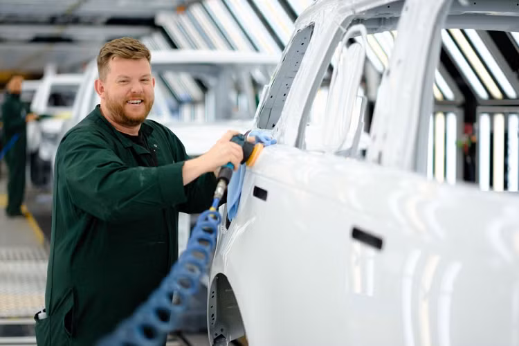 Thông báo tin tức về lộ trình điện khí hóa thế hệ tiếp theo, JLR xác nhận sẽ khởi động cho các đơn đặt hàng của khách hàng đặt mua mẫu xe Range Rover chạy hoàn toàn bằng điện theo chiến lược sang trọng hiện đại, modern luxury, kể từ cuối năm nay.