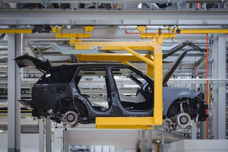 Điều này mang lại cho JLR sự linh hoạt không thỏa hiệp để điều chỉnh các mẫu xe của mình nhằm đáp ứng nhu cầu của các thị trường khác nhau trên thế giới, những thị trường đang di chuyển ở các tốc độ khác nhau hướng tới các mục tiêu mức phát thải ròng carbon bằng 0.
