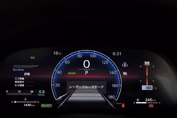 Tuy nhiên, phiên bản PHEV sẽ được trang bị mô-tơ điện có công suất lớn hơn và cụm pin lithium-ion mới phát triển. Hãng Toyota hiện chưa công bố thông số động cơ cụ thể của mẫu xe này. Chỉ biết rằng, xe sẽ tiêu thụ lượng xăng trung bình chỉ 21,3 km/lít (khoảng 4,69 lít/100 km). Xe sẽ có cả phiên bản dẫn động 1 cầu và 2 cầu.