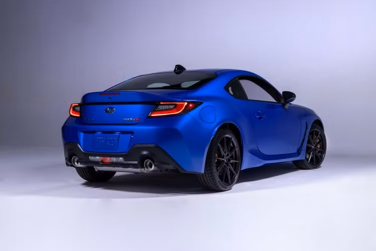 Bên cạnh hệ thống treo cải tiến, mẫu xe thể thao Subaru BRZ tS 2024 này còn sử dụng bộ mâm 18 inch đi kèm lốp Michelin Pilot Sport 4. Kiểm soát tốc độ xe là phanh Brembo hiệu suất cao có các kẹp phanh sơn vàng cũng như các miếng đệm và rô-to lớn hơn.