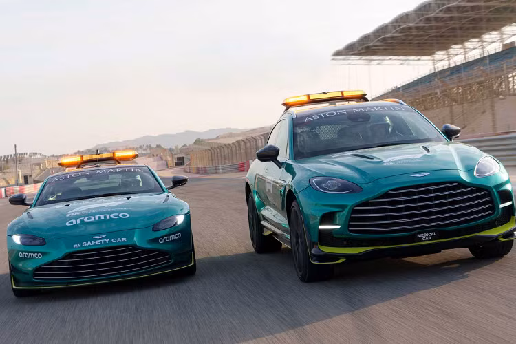 Chiếc xe thể thao tuyệt đẹp Aston Martin Vantage sẽ được điều khiển bởi Bernd Mayländer. Trong khi đó, người cầm lái mẫu xe đối thủ của Urus - Aston Martin DBX707 sẽ là Alan van der Merwe.