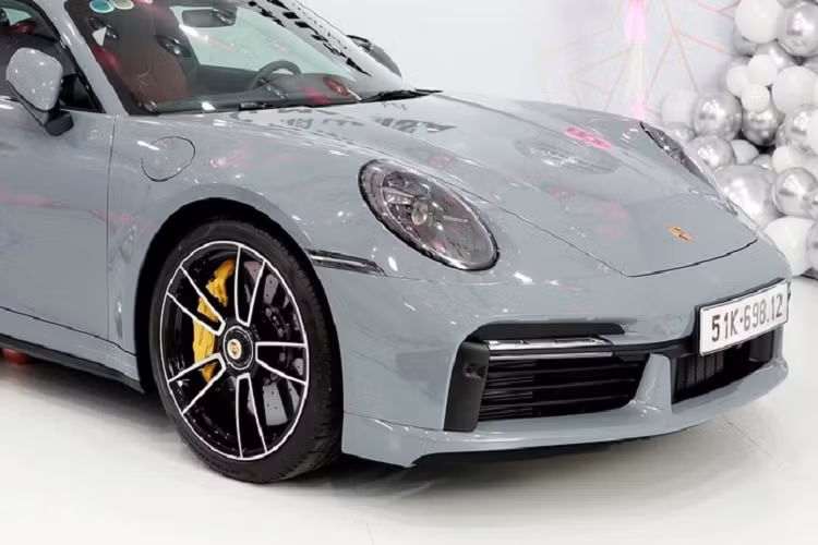 Nội công của xe thể thao Porsche 911 Turbo S đời 992 sẽ kết hợp cùng hộp số tự động 8 cấp và dẫn động 2 cầu, nhờ đó, xe có thể tăng tốc từ vị trí xuất phát lên 100 km/h chỉ trong thời gian 2,7 giây khi đi kém gói SportChrono, nhanh hơn các siêu xe như Lamborghini Huracan STO, McLaren 765LT hay Ferrari F8 Tributo. Tốc độ tối đa của Porsche 911 Turbo S 992 sẽ là 330 km/h.