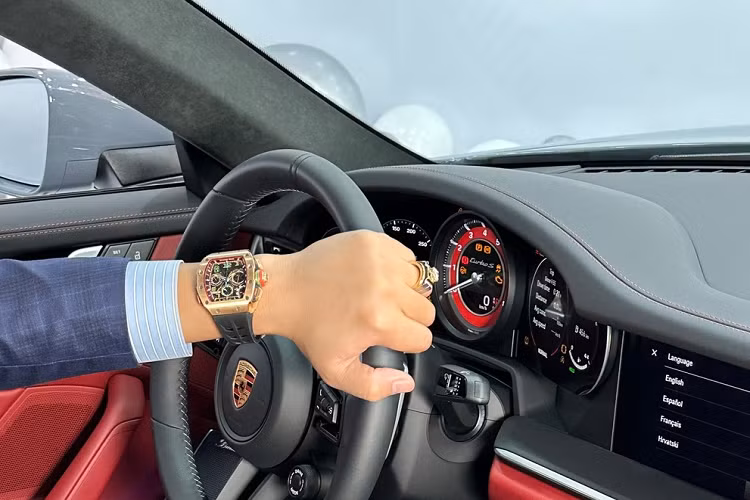 Việc Hoàng Kim Khánh tậu Porsche 911 Turbo S 992 đã gây bất ngờ với nhiều người, lý do là trước đó anh từng tuyên bố chắc nịch không mua xe đã có ở Việt Nam, điều này đã được thể hiện qua việc anh sắm Lamborghini Aventador S, Aston Martin V8 Vantage, Ferrari 488 Pista Spider, Bentley Bentayga V8 bản 100 năm, McLaren Senna hay Koenigsegg Regera.