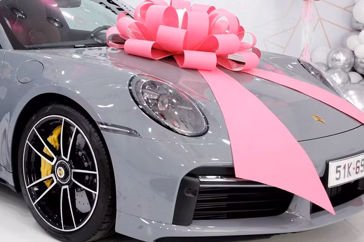 Chiếc xe thể thao Porsche 911 Turbo S đời 992 mang màu sơn xám xi măng của vợ chồng đại gia Hải Dương vẫn được trang bị khối động cơ 6 xy-lanh, dung tích 3.8 lít, tăng áp kép, sản sinh ra công suất tối đa 640 mã lực và mô-men xoắn cực đại 800 Nm, tăng thêm 60 mã lực cũng như 50 Nm so với Porsche 911 Turbo S 991.