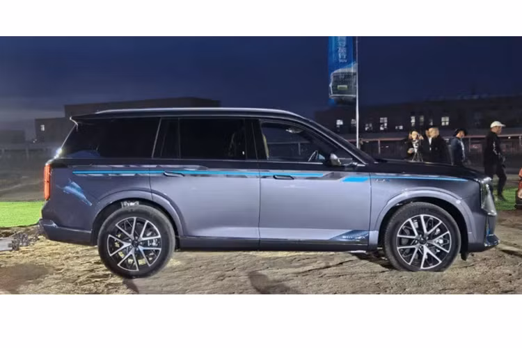 Nội thất xe SUV GAC Trumpchi ES9 có sẵn theo kiểu bố trí 2-3-2 bảy chỗ hoặc 2-2-2 sáu chỗ. Điều đáng nói là ghế tựa cỡ Queen ở hàng thứ hai có thể kết hợp với hàng ghế đầu tiên để tạo thành một chiếc giường. Tựa lưng của hàng ghế thứ hai có thể điều chỉnh tám cấp độ và hỗ trợ phạm vi điều chỉnh 131°.