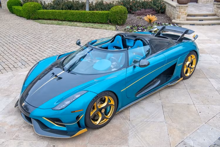 Nếu tò mò muốn biết, chiếc Koenigsegg Regera trong bức ảnh này là minh chứng cụ thể. Chiếc Regera đời 2021 này là một trong những chiếc ra đời sau trong chu kỳ chế tạo kéo dài từ năm 2016 đến 2022.