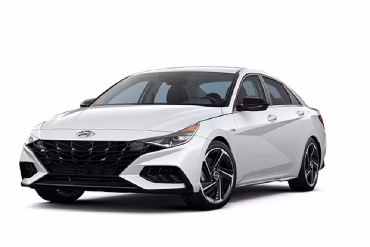 Bộ vành này có thiết kế đa chấu thể thao hơn trước. Đằng sau, Hyundai Elantra 2024 vẫn dùng cụm đèn hậu nằm vắt ngang đuôi xe như cũ. Hãng Hyundai chỉ bổ sung cản sau được bao quanh bằng nẹp màu bạc và bộ khuếch tán gió mới cho xe. Đèn phản quang của xe cũng được thay đổi lên vị trí cao hơn trên cản sau.