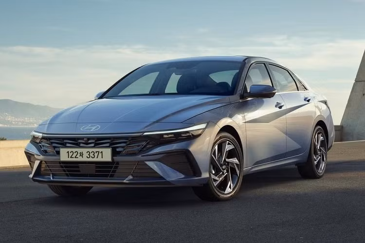 Theo kế hoạch, trong tháng 3 năm nay, hãng Hyundai sẽ tung ra phiên bản nâng cấp nhẹ của dòng sedan cỡ C Elantra tại thị trường Hàn Quốc. Ở thị trường này, xe được biết đến với cái tên riêng là Hyundai Avante. Trước thời điểm xe ra mắt, hãng đã bất ngờ công bố những hình ảnh chính thức đầu tiên của Hyundai Elantra 2024 mới.