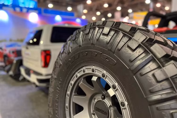 Flat Out Autos đã chế tạo thêm một bộ siêu nạp Whipple và bộ ống xả Vance &amp; Hines tương thích với khối động cơ này, có thể nâng sức mạnh xe lên 467 mã lực và mô-men xoắn cực đại 598 Nm. Khách hàng có thể chọn nâng cấp thêm hiệu năng xe với giá 14.950 USD (367 triệu đồng).