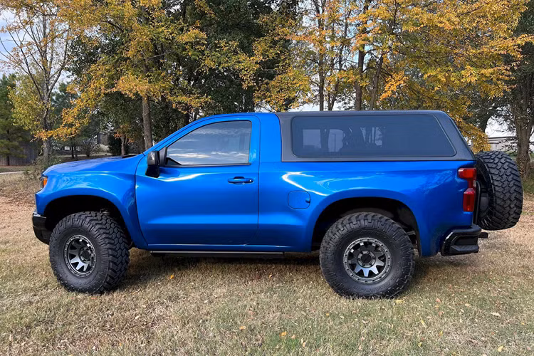 Chiều rộng cơ sở của chiếc xe KR2 này được nới thêm 177 mm, bằng với Silverado ZR2 chính hãng và khiến cho xe thêm phần bề thế, cũng như cải thiện độ cân bằng khi vận hành. Xe được trang bị hệ thống treo hành trình dài Dirt King, với giảm xóc coil-over Fox Racing tích hợp bình khí phụ.