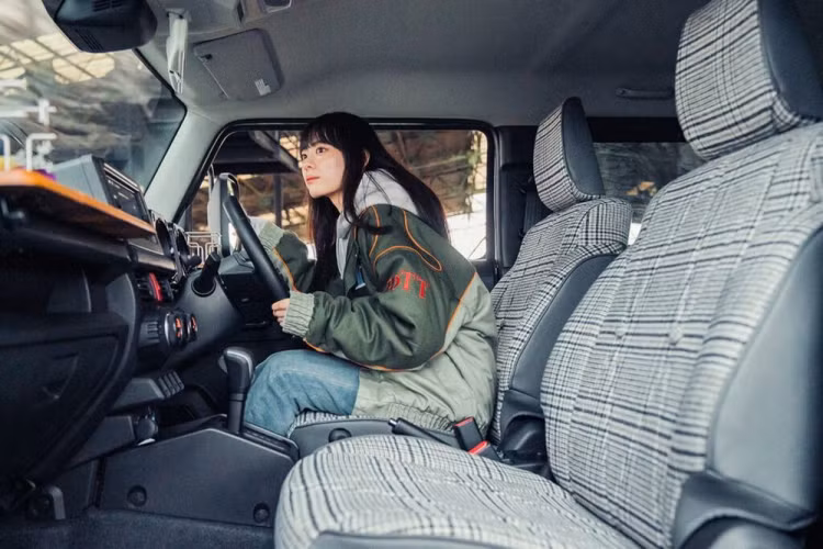 Phía sau, đèn hậu và cản sau của Suzuki Jimny cũng được thiết kế lại theo phong cách Land Rover Defender cổ điển nhưng vẫn đậm chất hiện đại.