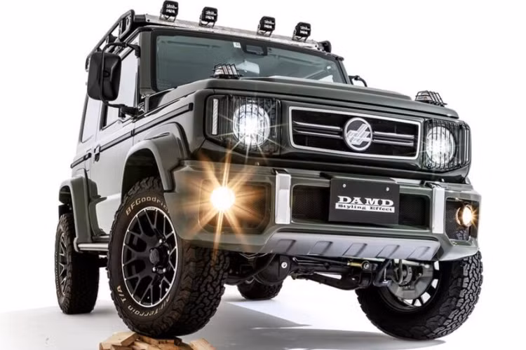 Một trong những điều khiến mẫu SUV Nhật Bản được khách hàng yêu thích đến vậy là vì mẫu xe này sở hữu thiết kế nhỏ gọn và gợi liên tưởng đến Mercedes-Benz G-Class hay thậm chí nhiều mẫu xe SUV địa hình đình đám khác trên thế giới..