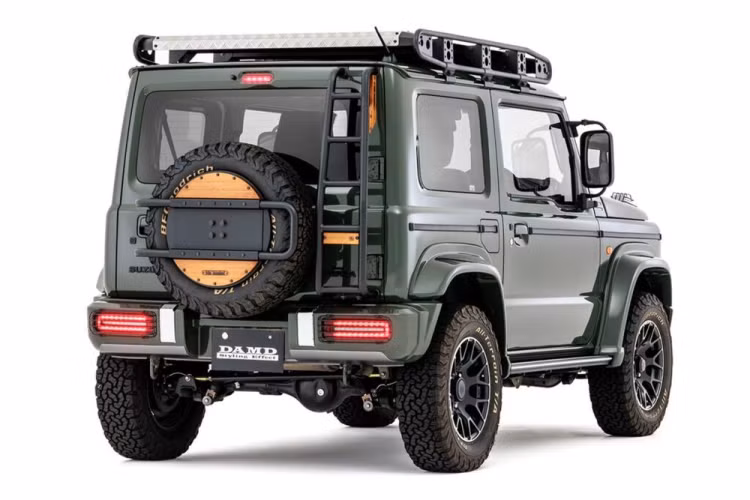 Trong khi đó, gói Little D. Aventura lại bổ sung các phụ kiện đặc biệt nhằm biến chiếc SUV Nhật Bản thành chiếc Land Rover Defender phiên bản off-road. Ở phía trước, Suzuki Jimny được trang bị cản trước mới và tấm chắn bùn mở rộng.