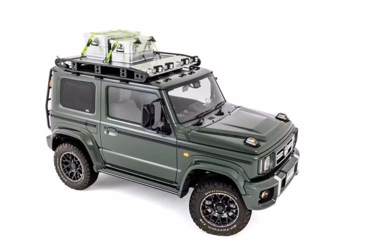 Lưới tản nhiệt mới mạ crôm và logo Suzuki được thay thế bằng biểu tượng của hãng độ. Đèn pha, đèn báo rẽ được đặt trong khung bảo vệ bằng kim loại, giúp tài xế yên tâm hơn khi lái xe vượt địa hình. Bên cạnh đó, xe cũng được trang bị nắp capo mới có thiết kế hầm hố hơn.
