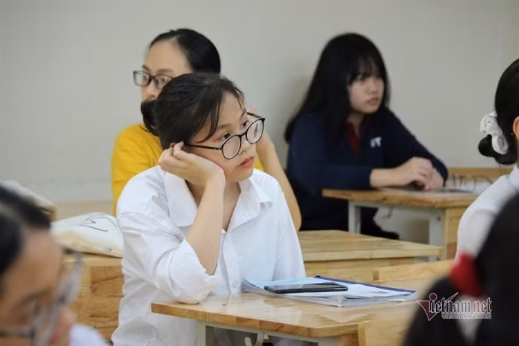 Khong dam di nghi, hoc sinh Ha Noi doc suc on thi vao lop 10
