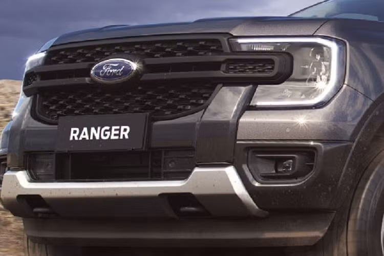 Nội thất của Ranger Sport có ghế ngồi in chìm huy hiệu Sport ở tựa đầu, ghế lái có thể chỉnh điện 8 hướng. Xe được trang bị màn hình giải trí trung tâm 10,1 inch giống phiên bản XLT. Tại Úc, Ford Ranger Sport có hai tùy chọn cấu hình động cơ là 2.0L Bi-Turbo hoặc 3.0L V6, khả năng cao mẫu xe này khi bán tại Việt Nam sẽ bị loại bỏ đi tùy chọn động cơ V6.