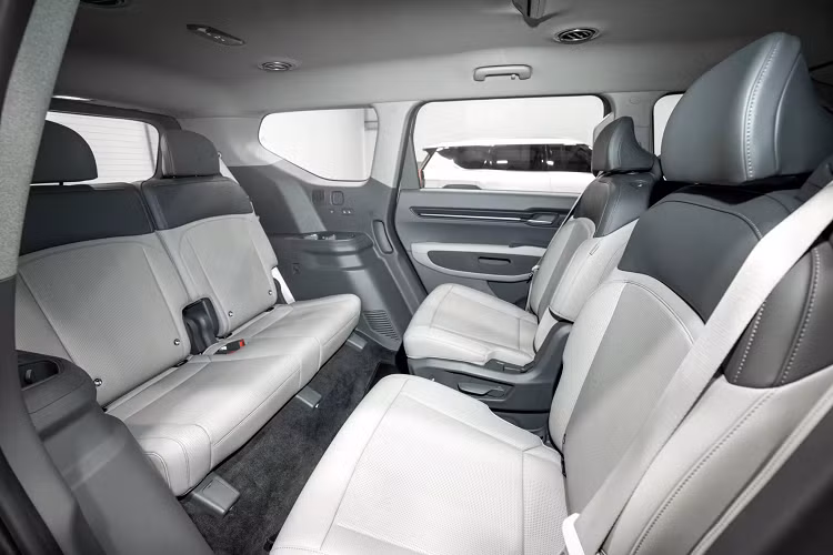 Chưa hết, mẫu SUV điện 7 chỗ này còn có điều hòa tự động 3 vùng, gương chiếu hậu chống chói tự động và sạc điện thoại không dây. Đèn LED trang trí nội thất, hệ thống âm thanh 8 loa và công nghệ khóa kỹ thuật số, cho phép khóa/mở cửa bằng ứng dụng trên điện thoại cũng xuất hiện trên bản tiêu chuẩn của Kia EV9 2024.