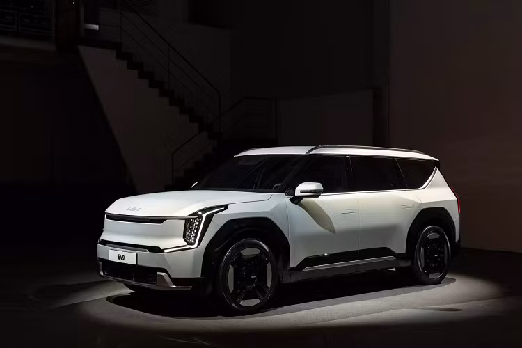 Nói về tính năng an toàn tiêu chuẩn, Kia EV9 2024 cũng không thiếu. Từ hệ thống hỗ trợ đèn pha, hỗ trợ lái trên cao tốc, hệ thống kiểm soát hành trình thông minh dựa trên định vị, cảnh báo/hỗ trợ tránh va chạm phía trước, cảnh báo/hỗ trợ tránh va chạm trong điểm mù,...