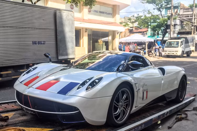 Giá xe McLaren Elva được Minh Nhựa tiết lộ 8 triệu đô la (khoảng 190 tỷ đồng), khác xa số tiền 143 tỷ đồng anh từng chia sẻ. Pagani Huayra chỉ sản xuất 100 xe bản Coupe, chiếc xe của Minh Nhựa được mua lại từ 1 đại lý siêu xe ở Dubai, xe mất hơn 2 năm để ra biển số.