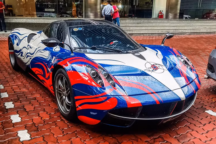 Pagani Huayra sử dụng khối động cơ V12, dung tích 6.0 lít, tăng áp kép do Mercedes-AMG sản xuất. "Trái tim" này giúp Pagani Huayra sản sinh công suất tối đa 720 mã lực tại vòng tua máy 5.800 vòng/phút và mô-men xoắn cực đại 1.000 Nm tại dải vòng tua máy 2.250-4.500 vòng/phút.