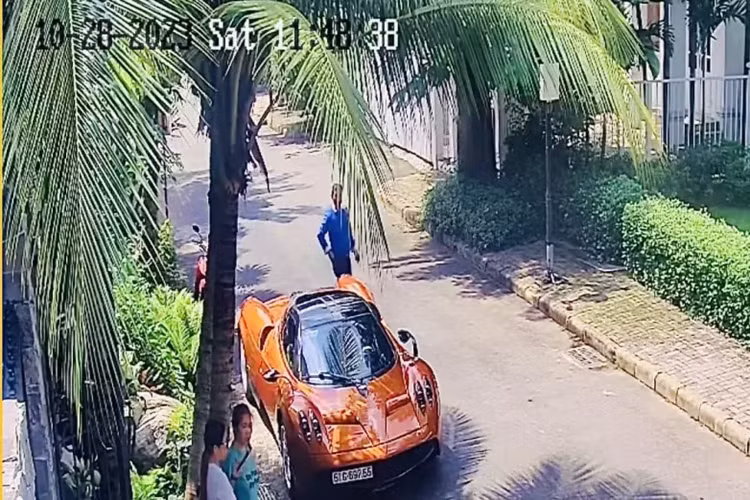 Kèm theo đó là hình ảnh chụp từ camera an ninh nhà Minh Nhựa cho thấy chiếc siêu xe triệu đô Pagani Huayra đang đỗ trước nhà, thông tin từ hình ảnh cho thấy, xe đã về màu "zin" là cam, ngày chụp là 28/10 /2023, lúc hơn 11 giờ trưa.
