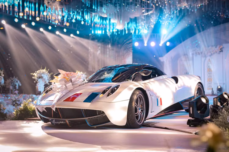 Nội công này trên Pagani Huayra sẽ kết hợp cùng hộp số tuần tự 7 cấp với ly hợp đơn, nhờ đó, "thần gió" Pagani Huayra của Minh Nhựa chỉ mất khoảng thời gian 2,8 giây để có thể tăng tốc từ vị trí đứng yên lên 100 km/h trước khi đạt vận tốc tối đa 370 km/h.