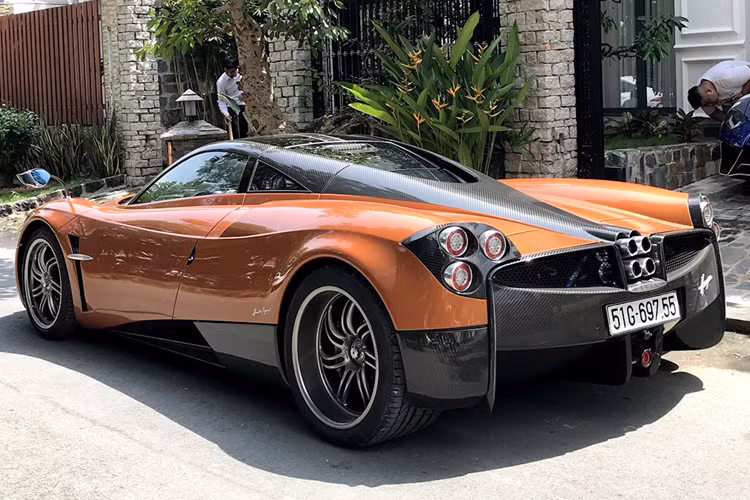 Tuy nhiên, với 1 người hay quay xe như Minh Nhựa, cũng rất có thể tin bán xe Pagani Huayra chỉ cho vui, rất có thể thần gió sẽ ở lại garage để sánh đôi cùng McLaren Elva. Lý do là Pagani Huayra chính là quà tặng sinh nhật từ bố, và McLaren Elva là siêu xe của Minh Nhựa tự thân kiếm tiền để chi trả cho đam mê.