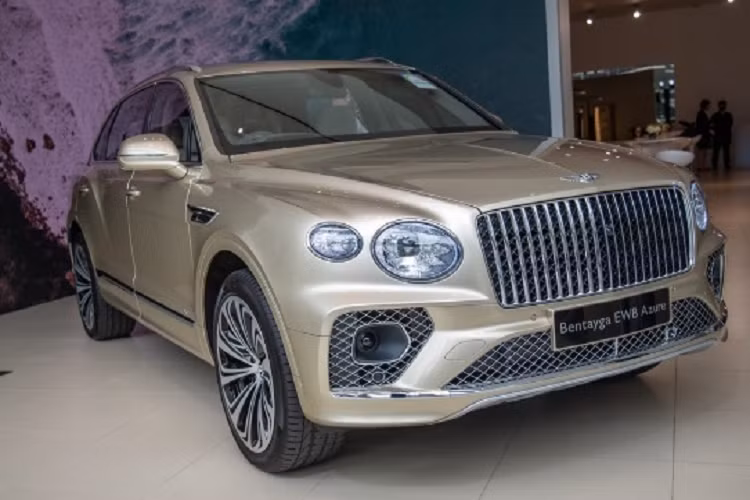 Theo Bentley, tất cả sự gia tăng chiều dài này đều được dồn vào khu vực khoang sau, hứa hẹn sẽ mang lại cho bản Bentayga EWB một không gian nội thất rộng rãi hơn bất kỳ một mẫu xe đối thủ hạng sang nào. Về thiết kế, tổng thể của bản EWB có nhiều nét tương đồng với bản tiêu chuẩn.