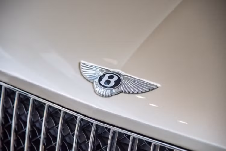 Ra mắt tại Singapore, giá xe Bentley Bentayga EWB 2023 khởi điểm khoảng 981.000 USD (hơn 23 tỷ đồng). Tuy nhiên, để sử dụng trên đường phố, người dùng sẽ phải chi ít nhất 1,12 triệu USD (khoảng 26,5 tỷ đồng).