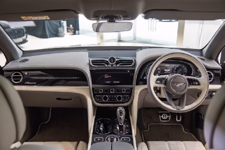 Tùy chọn ghế thương gia cao cấp Bentley Airline Seat cho phép hành khách có thể tùy chỉnh tư thế ghế ngồi thông qua màn hình cảm ứng đi kèm, điều chỉnh 22 hướng, khả năng ngả 40 độ cho phép hành khách thoải mái nằm ngủ cùng công nghệ điều hòa tự động điều chỉnh nhiệt độ.