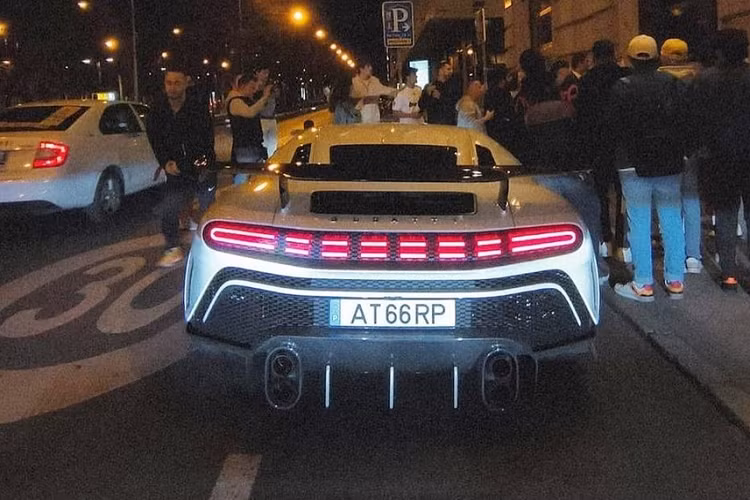 Trong đó, không quá khó để nhận thấy chiếc siêu xe triệu đô Bugatti Centodieci đã bị cạ gầm, điều này có thể gây ra những vết xước hoặc thậm chí là nứt phần cản trước bằng carbon. Việc vệ sĩ của Cristiano Ronaldo cầm lái chiếc xe Bugatti Centodieci hơn 209 tỷ đồng từ bãi đỗ xe ra đường làm xe bị cạ gầm khiến không ít người xót xa.