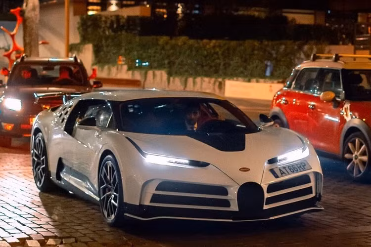 Mới đây, giới truyền thông thế giới đã đồng loạt đang tin tức về việc siêu xe Bugatti Centodieci của Cristiano Ronaldo được anh cầm lái trên đường phố Madrid, thủ đô và là thành phố lớn nhất của Tây Ban Nha.