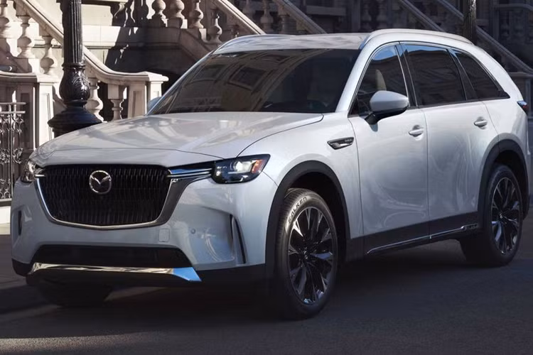 Mới đây, Giám đốc điều hành Mazda Bắc Mỹ - ông Tom Donnelly đã thông báo lùi lịch ra mắt CX-70 sang năm 2024. Trước đó, thương hiệu ôtô Hàn Quốc dự định sẽ giới thiệu mẫu SUV này ngay trong năm nay. Giống như CX-90 được cung cấp hệ truyền động plug-in hybrid, Donnelly xác nhận Mazda CX-70 2024 mới sẽ được trang bị hệ thống điện khí hóa.