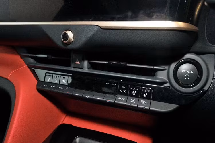 Bên trong Toyota Crown Sport 2024 là không gian nội thất 2 hàng ghế với 5 chỗ ngồi. Thiết kế nội thất của mẫu xe này khá giống với 2 người anh em Toyota Crown Crossover và Crown Sedan. Nội thất của xe có 3 tùy chọn màu sắc là đen, nâu và đỏ - đen. Tương tự những phiên bản còn lại trong dòng Toyota Crown thế hệ mới, Crown Sport cũng được trang bị bảng đồng hồ kỹ thuật số... Màn hình cảm ứng trung tâm nối liền nhau, cùng có kích thước 12,3 inch.