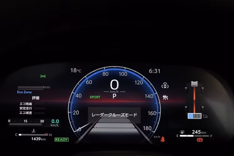 Những chi tiết thiết kế đáng chú ý còn lại của Toyota Crown Sport 2024 là ăng-ten vây cá, cánh gió mui sơn cùng màu thân xe, tích hợp đèn phanh trên cao, cản sau đen bóng, khe gió nằm dọc ở hai góc đuôi xe và ống xả được giấu kín, tạo cảm giác gọn gàng.