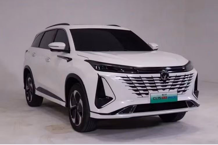 Vào ngày 9/3 vừa qua, chiếc SUV cỡ nhỏ Changan CS75 Plus 2023 mới đã ra mắt công chúng tại sự kiện Smart Electric Night. Đây là cơ hội cho khách hàng cũng như giới truyền thông xem trước mẫu xe plug-in hybrid trước khi xe dự kiến sẽ chính thức ra mắt vào tháng 4 năm nay và sẽ cạnh tranh trực tiếp với mẫu BYD Song Plus.
