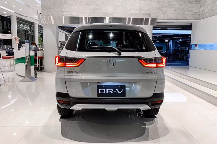 Thiết kế của Honda BR-V thế hệ mới được đánh giá là thời trang và cuốn hút hơn hẳn so với thế hệ đầu tiên. Về ngoại thất, Honda BR-V sở hữu phong cách thiết kế cứng cáp, nam tính.