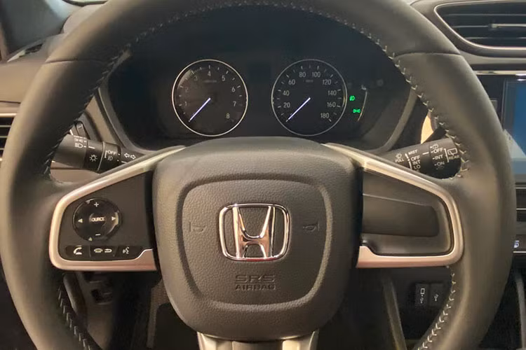Ở phiên bản cao cấp, xe được trang bị gói an toàn Honda Sensing, bao gồm các tính năng như hỗ trợ phanh tự động khẩn cấp, cảnh báo điểm mù, kiểm soát hành trình thích ứng, cảnh báo chệch làn đường và hỗ trợ duy trì làn đường…