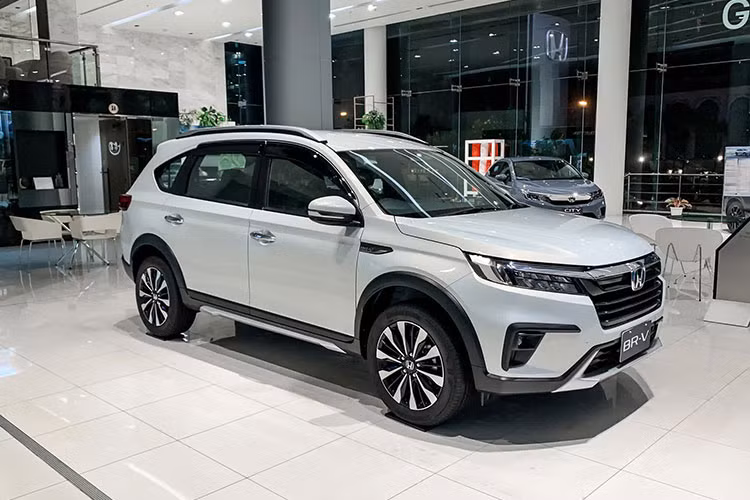 Với sự xuất hiện của Honda BR-V 2023 tại Việt Nam, phân khúc MPV 7 chỗ cỡ nhỏ sẽ trở nên vô cùng sôi động trong thời gian tới bởi sự cạnh tranh mạnh mẽ đến từ các thương hiệu. Đặc biệt, Honda BR-V sẽ tạo ra cuộc đua chủ yếu với Mitsubishi Xpander, Toyota Veloz Cross.