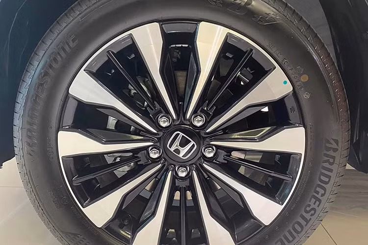 Đồng thời, mẫu xe MPV mới nhà Honda còn được trang bị đèn pha LED hoàn toàn tự động thích ứng, lưới tản nhiệt cỡ lớn. Một số chi tiết ngoại thất nổi bật khác như la-zăng 17 inch, đèn hậu dạng LED dạng nổi...