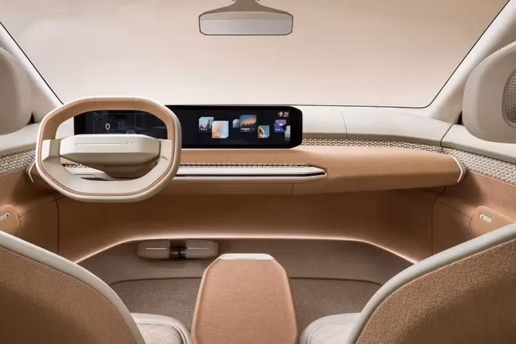 Những điểm nổi bật ở thiết kế của xe điện Kia EV4 bao gồm phần mũi xe thấp, dáng xe thon dài với đường mái dốc và bề mặt góc cạnh đã trở thành phong cách xe điện của Kia thời gian gần đây.