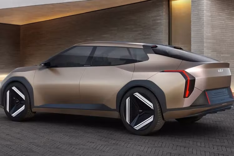 Kia cho biết các đặc điểm thiết kế của mẫu concept này như cánh gió trên mui tinh tế, “gợi nhớ đến những chiếc xe thể thao và xe đua”. Cabin của EV4 nhìn chung giống với nội thất của EV3. Theo đó, nội thất của xe cũng dùng vải sợi cây gai dầu, cotton tái chế, rễ cây thiên thảo và vỏ quả óc chó.