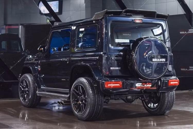 Mức giá xe Suzuki Jimny độ Brabus G-Class được công ty Al Ain Class Motors rao bán với giá 165.000 AED (44.921 USD hay tương đương 1 tỷ đồng), đắt gấp đôi mức giá niêm yết của Suzuki Jimny tại UAE.