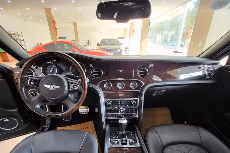 Bentley Mulsanne Le Mans Edition là 1 phiên bản giới hạn và có vẻ như Bentley chỉ muốn tập trung thay đổi ở nội thất, vì thế, ngoại thất xe có rất ít dấu hiệu nhận biết so với xe tiêu chuẩn. Nhưng sau khi so sánh cẩn thận, chúng tôi sẽ chỉ ra cho bạn 1 vài điểm khác.